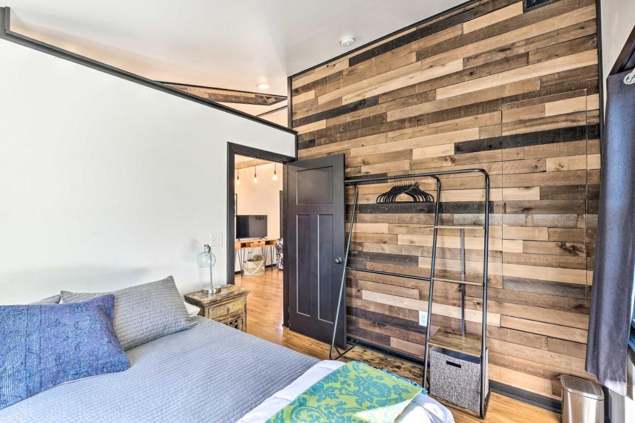 Modern With Furnished Deck Apartment