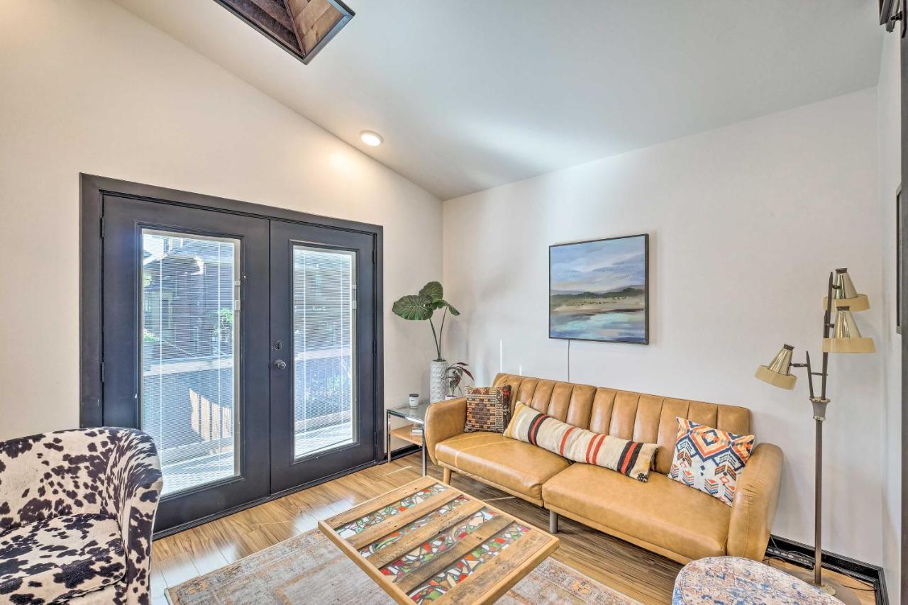 Modern With Furnished Deck Apartment